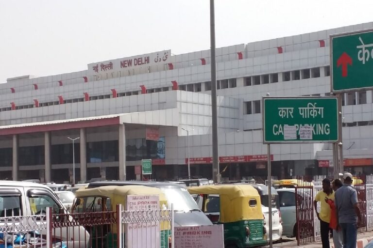 Indian Railways: यात्रियों के लिये स्टेशनों पर फिर शुरू होगी यह सुविधा, मंत्रालय ने जोनल रेलवे को दिए आदेश! जानिए लॉकडाउन के बाद अब तक क्या है बंद ?